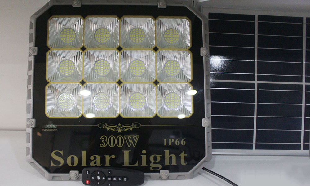 Đèn Pha Năng Lượng Mặt Trời Cao Cấp Roiled TF-300W Siêu Sáng Giá Rẻ